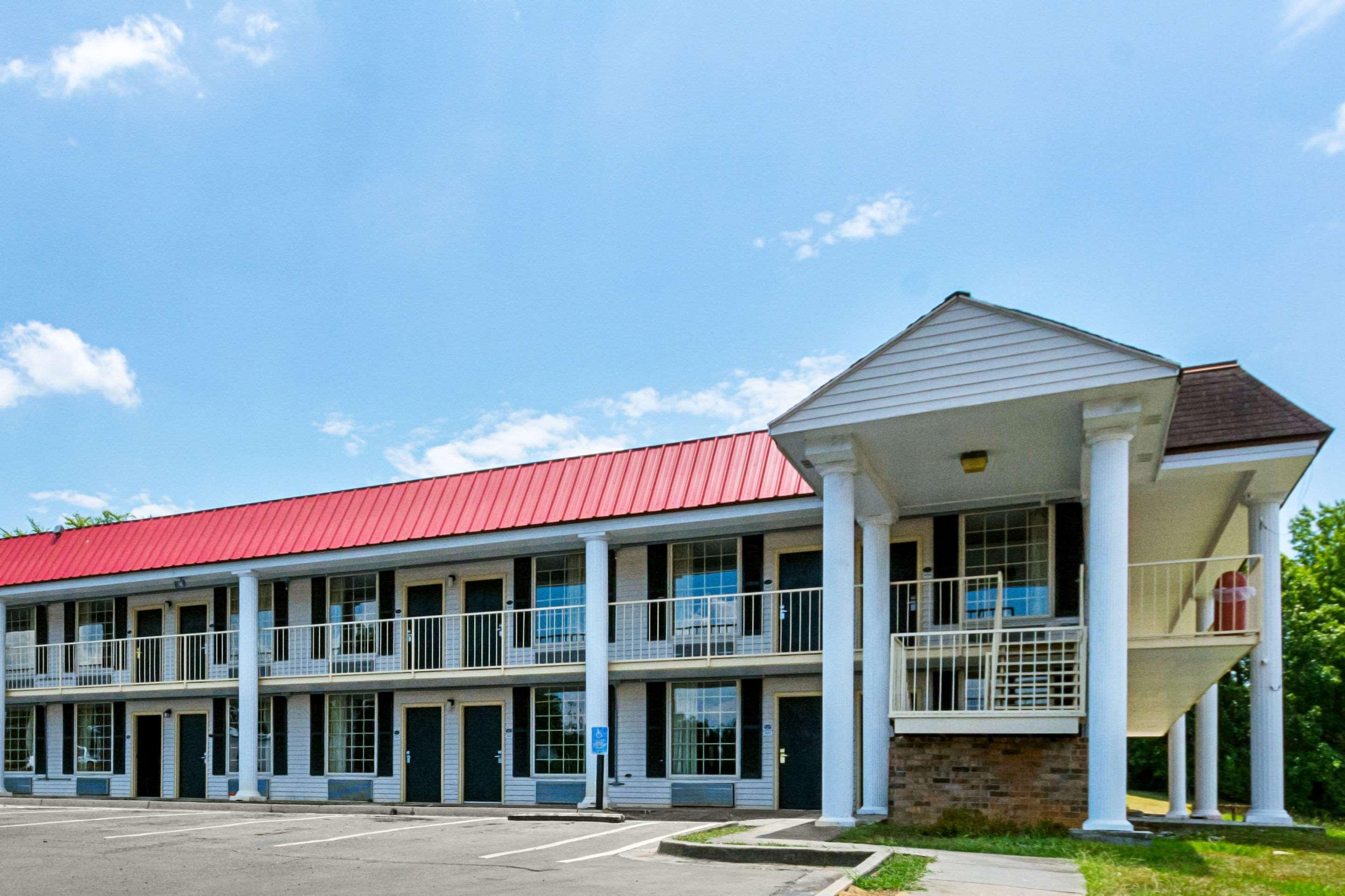 Orangeburg Inn & Suites Екстериор снимка